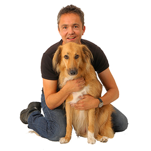 Hondenspecialist Arnoud Busscher en zijn hond Kara