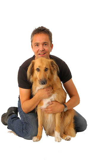 Hondenspecialist Arnoud Busscher en zijn hond Kara